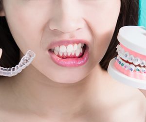 woman choicce different brace on green background