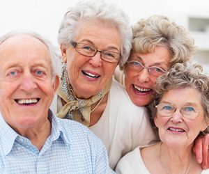 Ai có thể trồng răng implant